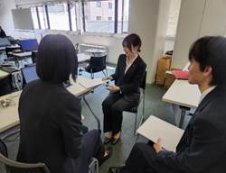 人, 屋内, 事務所, コンピュータ が含まれている画像
AI によって生成されたコンテンツは間違っている可能性があります。